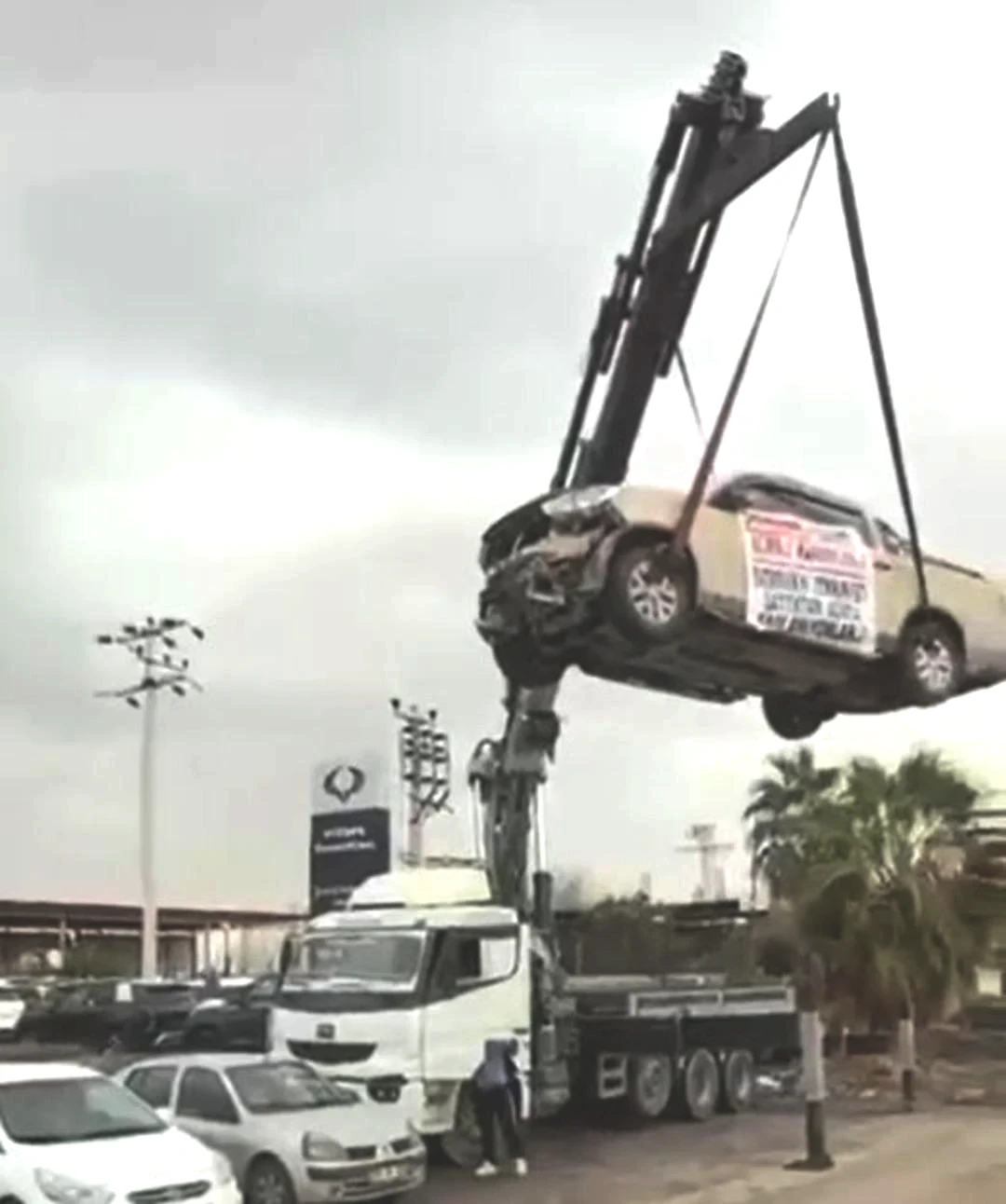 Aldığı sıfır kamyoneti, hatalı çıktı! Bayinin önüne gelip öyle bir şey yaptı ki... 1