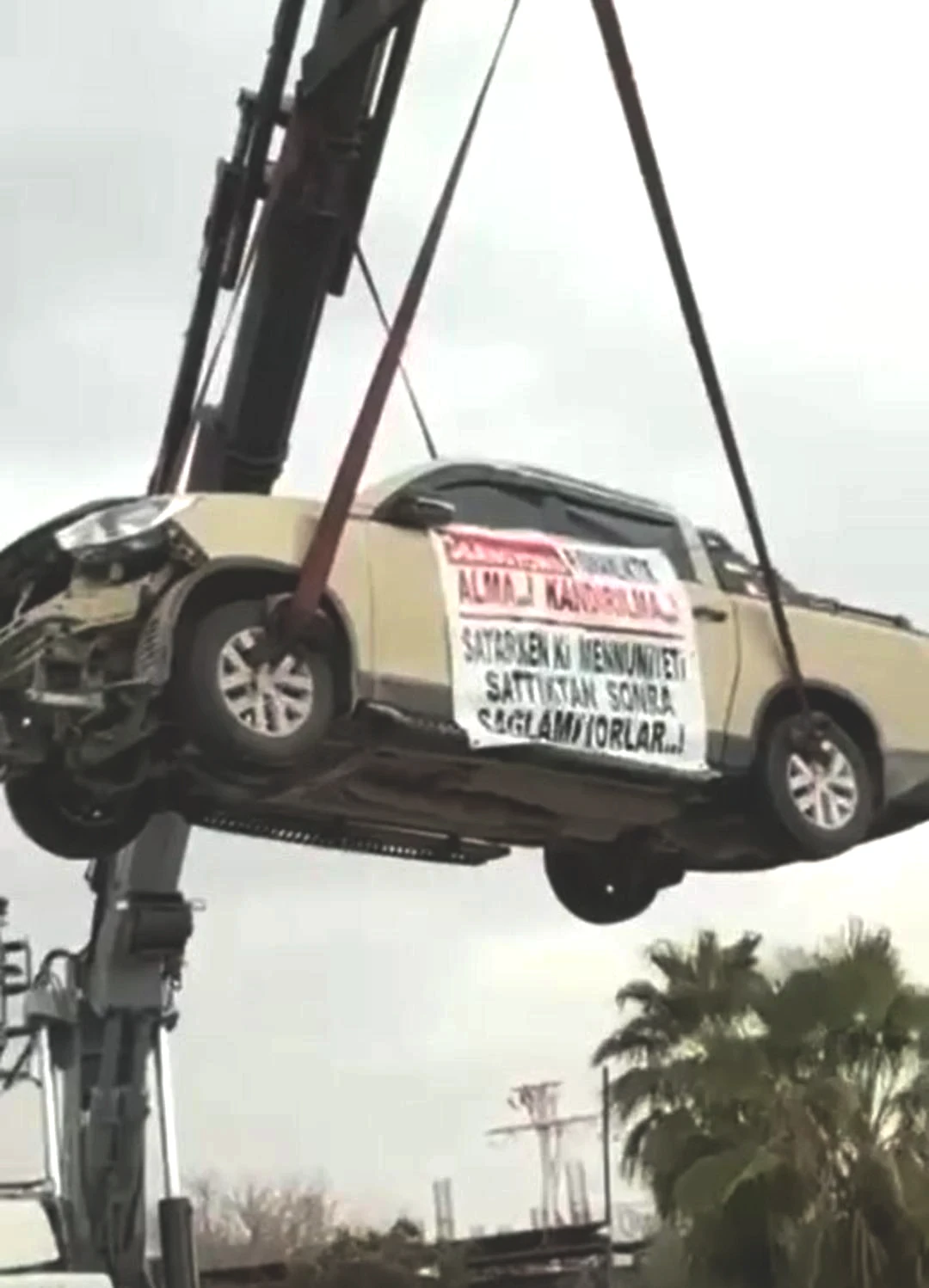 Aldığı sıfır kamyoneti, hatalı çıktı! Bayinin önüne gelip öyle bir şey yaptı ki... 2