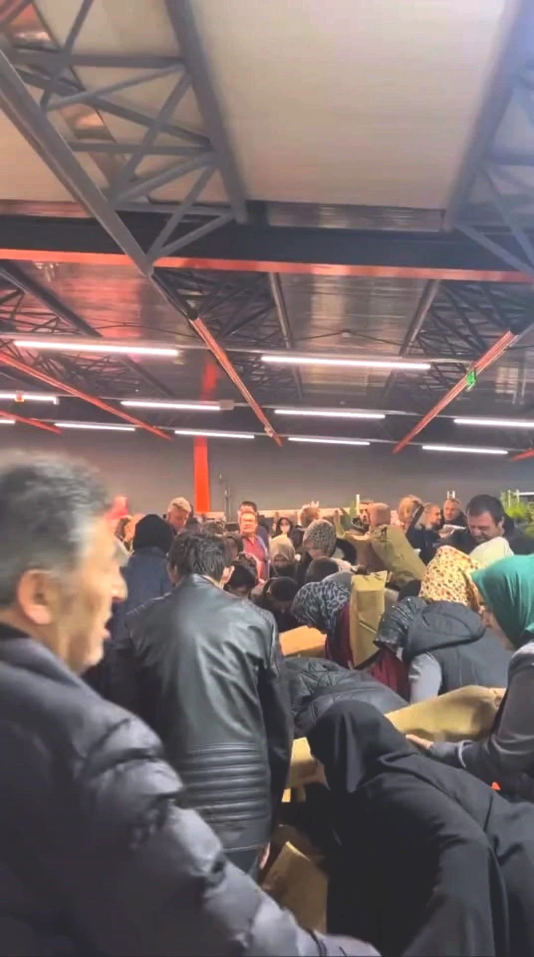 Kampanya izdihama neden oldu! 100 TL’lik ürün için birbirlerini ezdiler 1