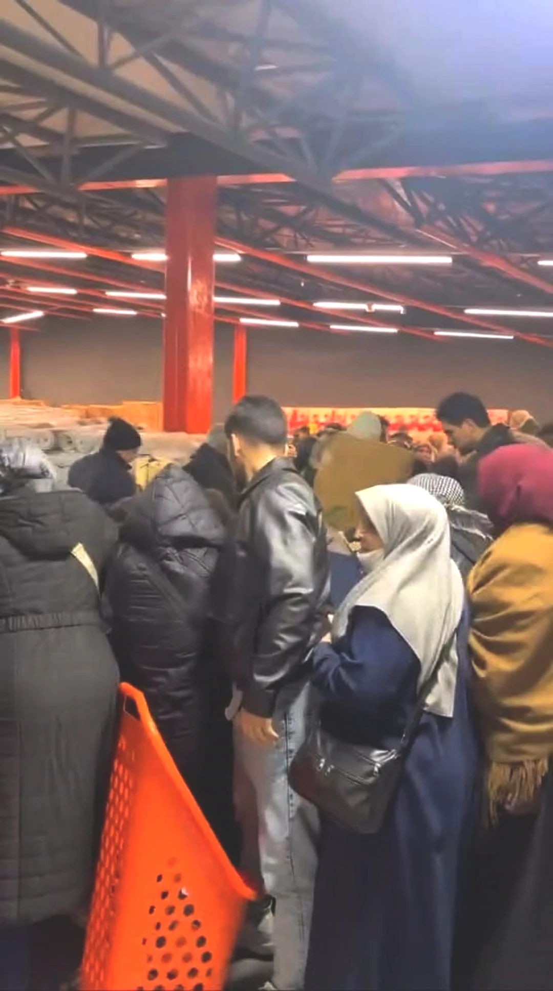 Kampanya izdihama neden oldu! 100 TL’lik ürün için birbirlerini ezdiler 2