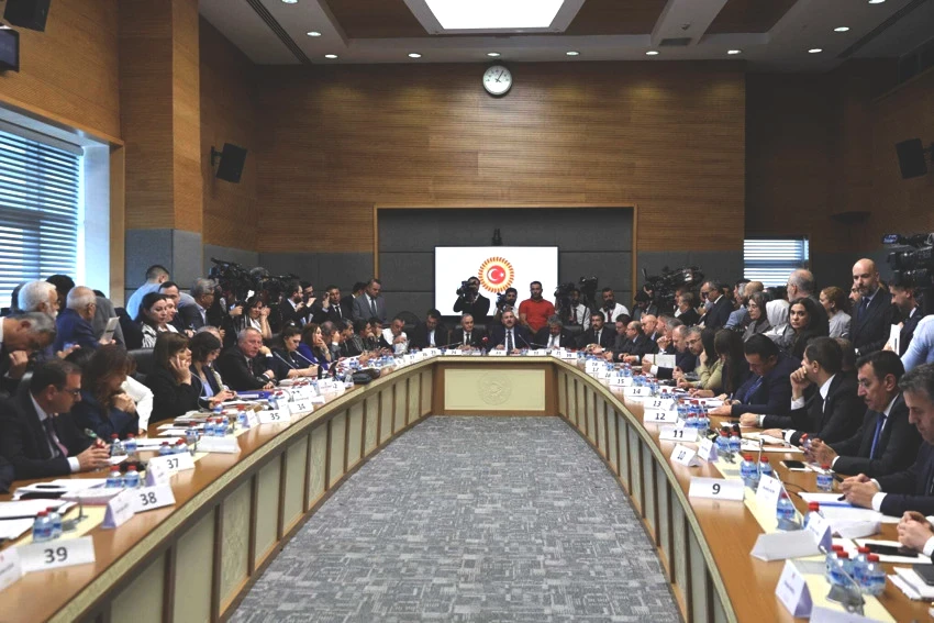Çerçeve yasa Komisyon'da: Vekiller arasında gerginlik yaşandı - Resim : 1