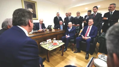 Bahçeli'den Kurtulmuş'a 'Birliğin Gücü' Temalı Özel Hediye