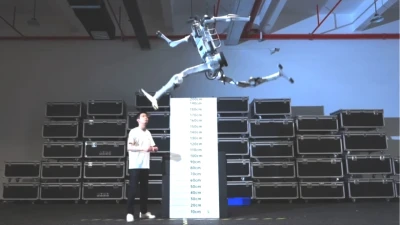 Unitree'nin Yenilikçi Robotu: 2 Metre Zıplayabilen Geleceğin Savaşçısı!