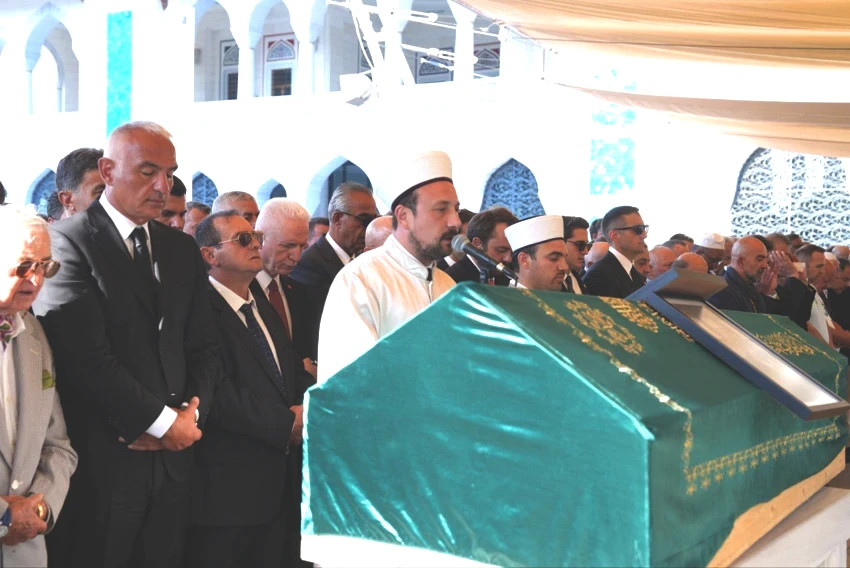 Kahve Dünyası'nın kurucusu Birol Altınkılıç son yolculuğuna uğurlandı - Resim : 1