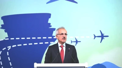 Bakan Uraloğlu'ndan Müjde: Havalimanında Artık 2 GB Ücretsiz İnternet!