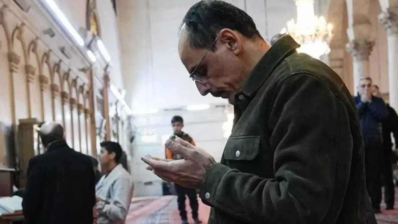 Fuat Oktay'dan Erken Seçim Sinyali: Emevi Camii'ndeki Namazın Anlamı Ne?