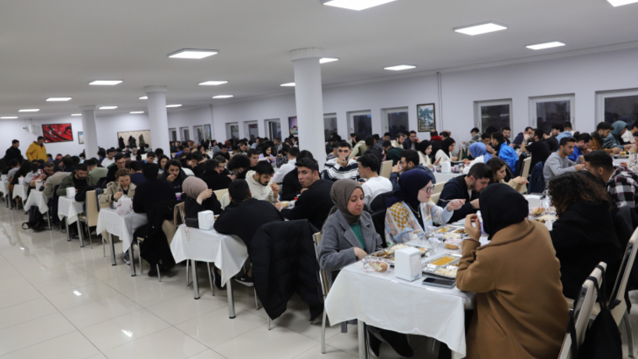 Binlerce öğrenci iftar programında bir araya geldi
