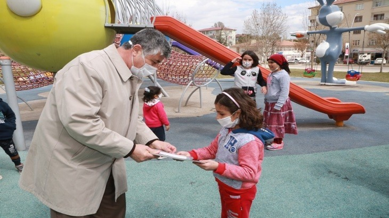 Elazığ Belediyesi'nden Öğrencilere Ücretsiz Kitap Dağıtımı