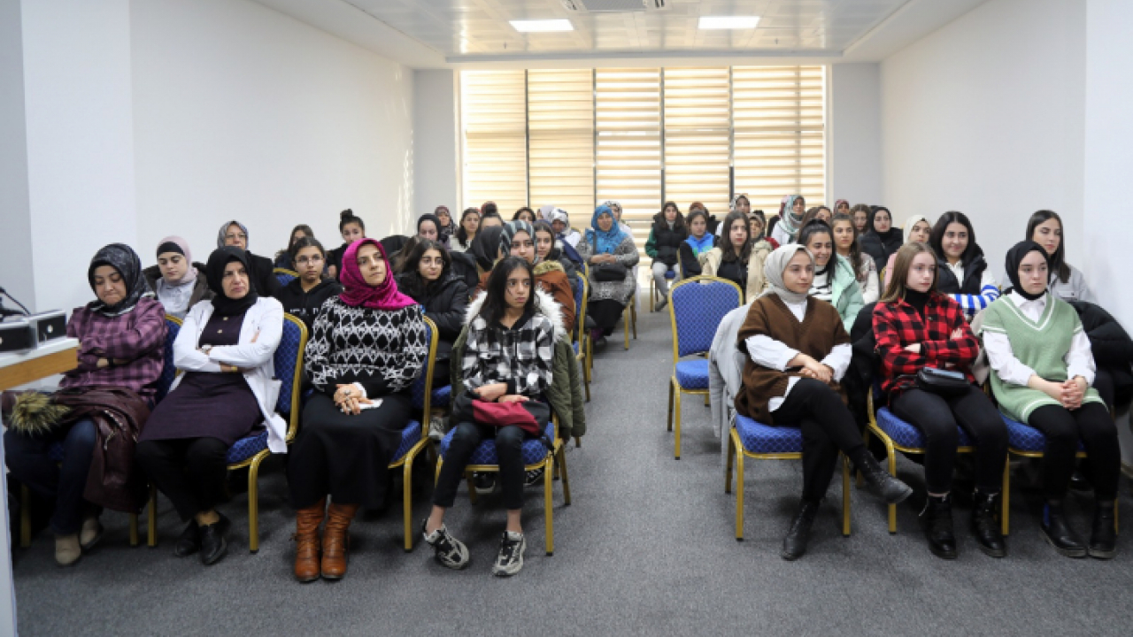 Elazığ Belediyesi'nin Gençlere Rehber Olduğu Kariyer Günleri Başladı