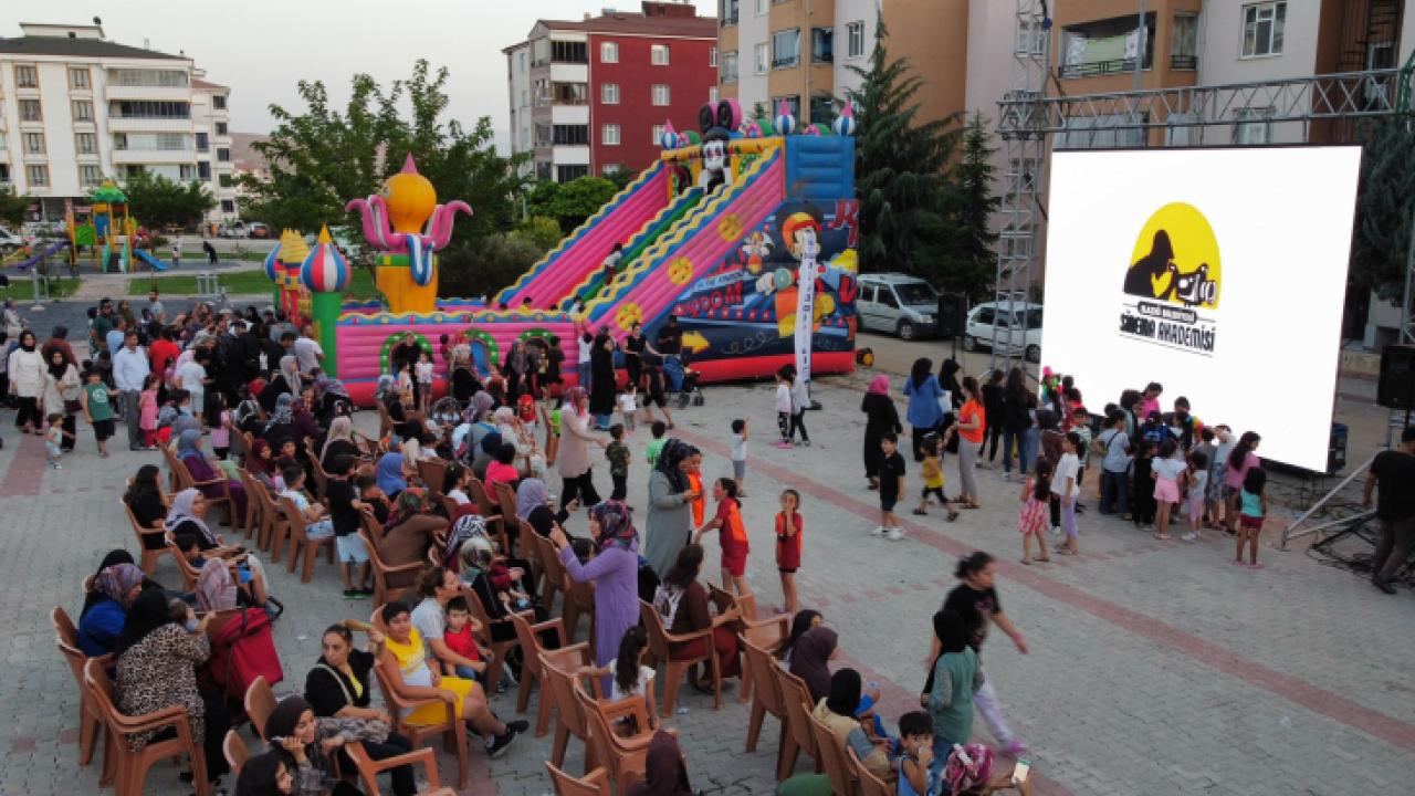 Çocuklar, Yaz Aylarının Keyfini Yaz Şenlikleri İle Yaşıyor