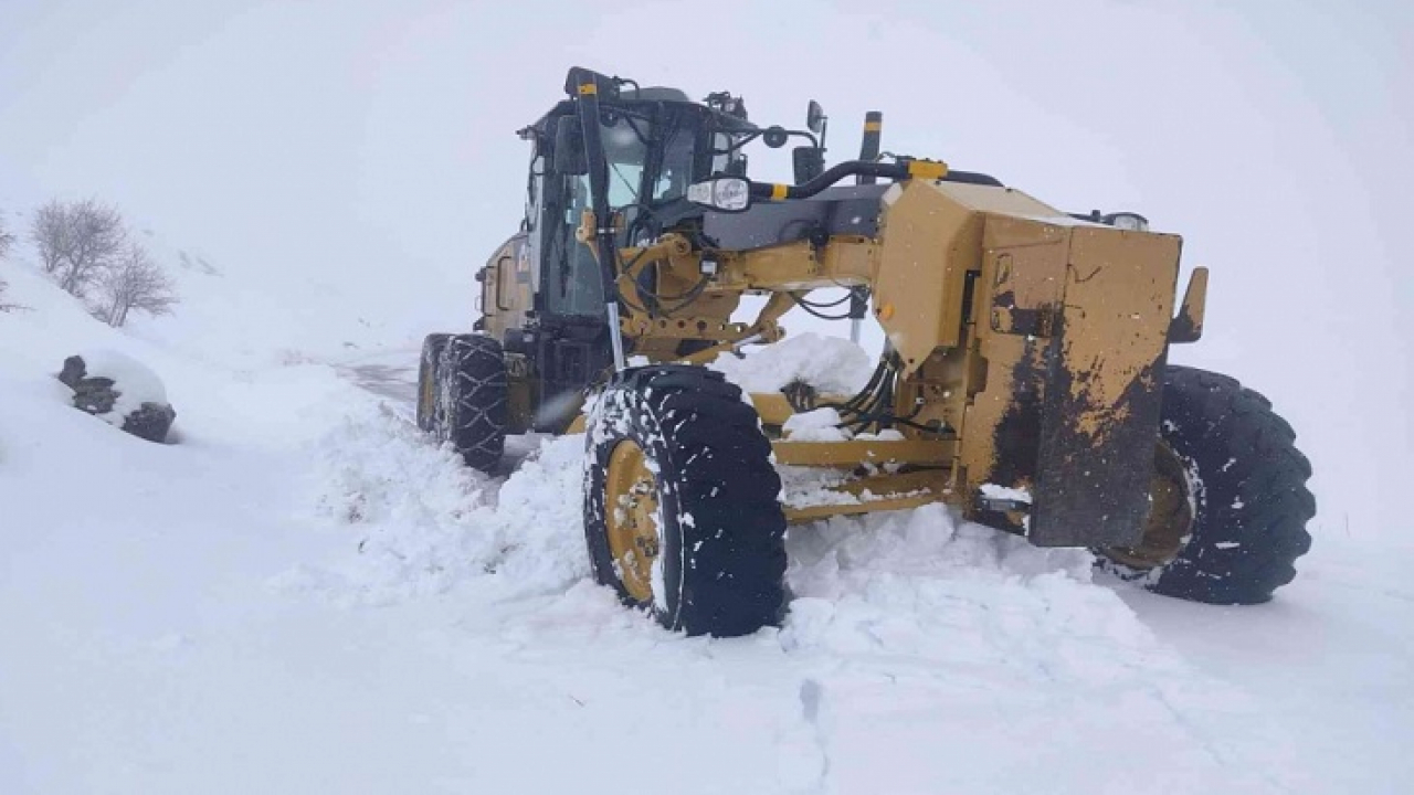 Kar, köy yollarını yine kapattı