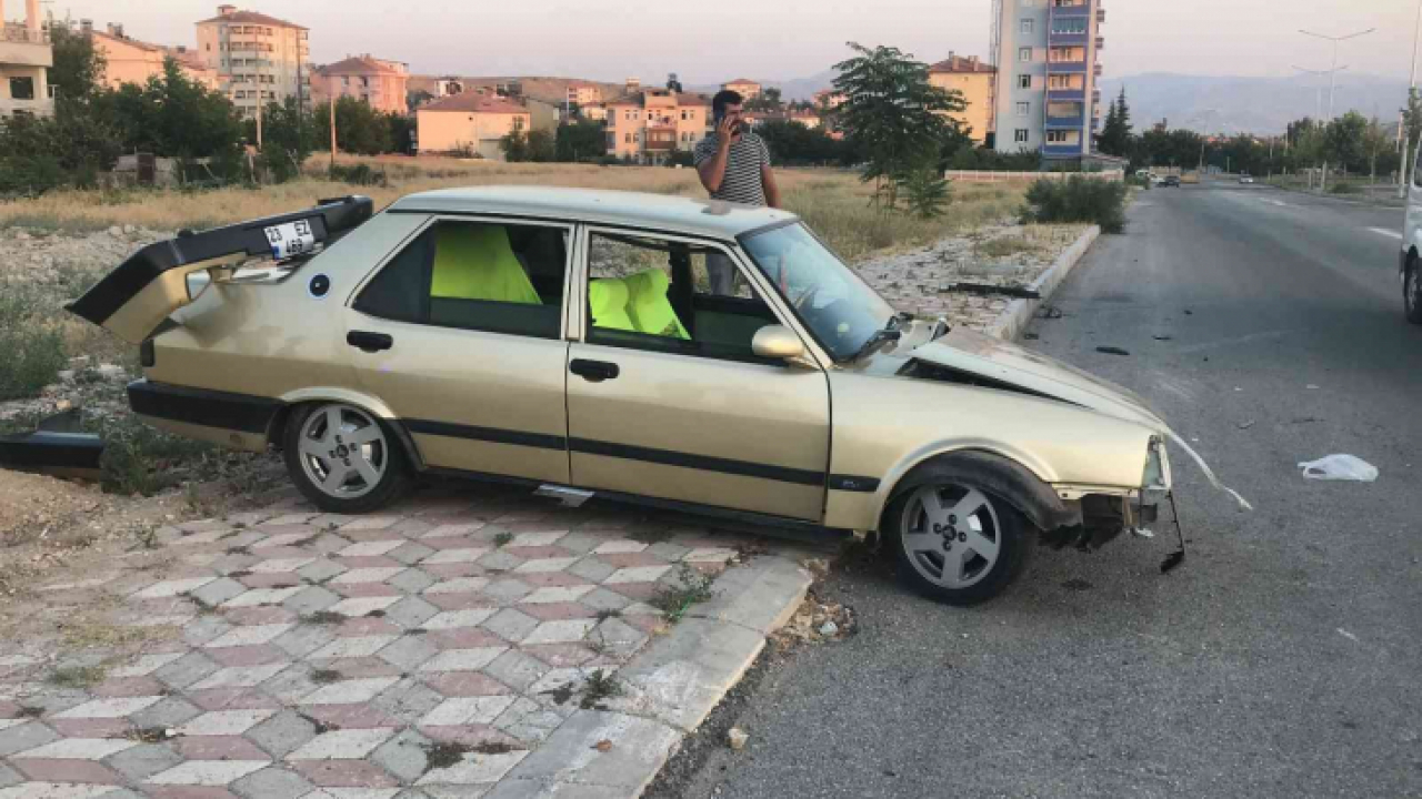 Elazığ'da ehliyetsiz sürücü kaza yaptı: 3 yaralı
