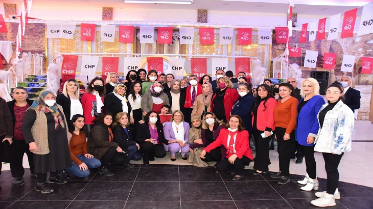 Milletvekili Erol, CHP'ye üye olan kadınlara rozet taktı 