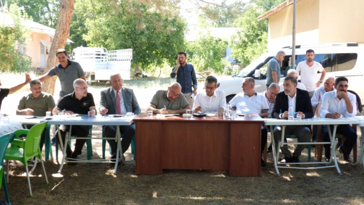 AK Parti Merkez İlçe Başkanlığı, Düzenlediği Toplantıyla Muhtarları Dinledi