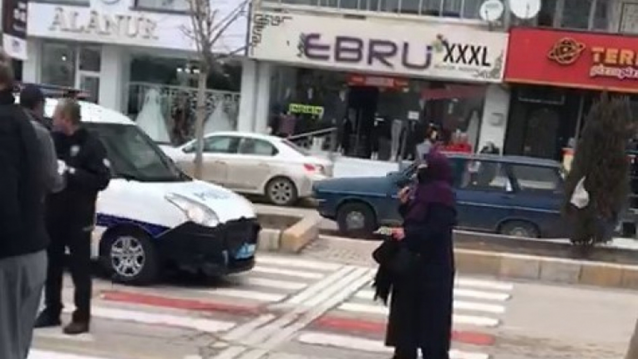 Valilik önünde boynuna bıçağı dayayan kadını polis ikna etti