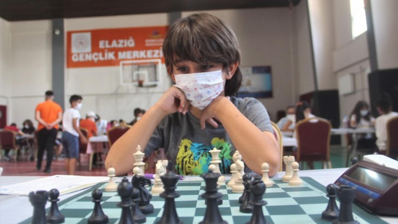 Elazığ'da Türkiye Yıldızlar ve Çocuklar Satranç Turnuvası başladı