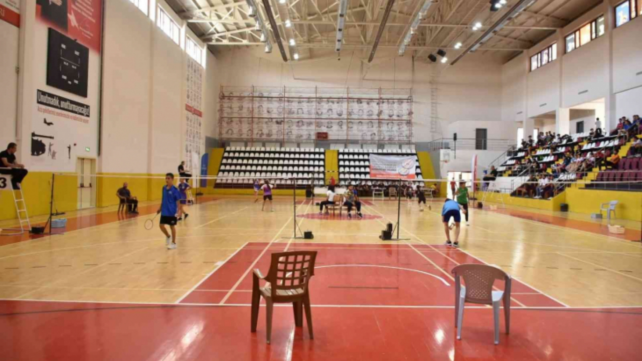 Analig badminton çeyrek finalleri Elazığ'da başladı