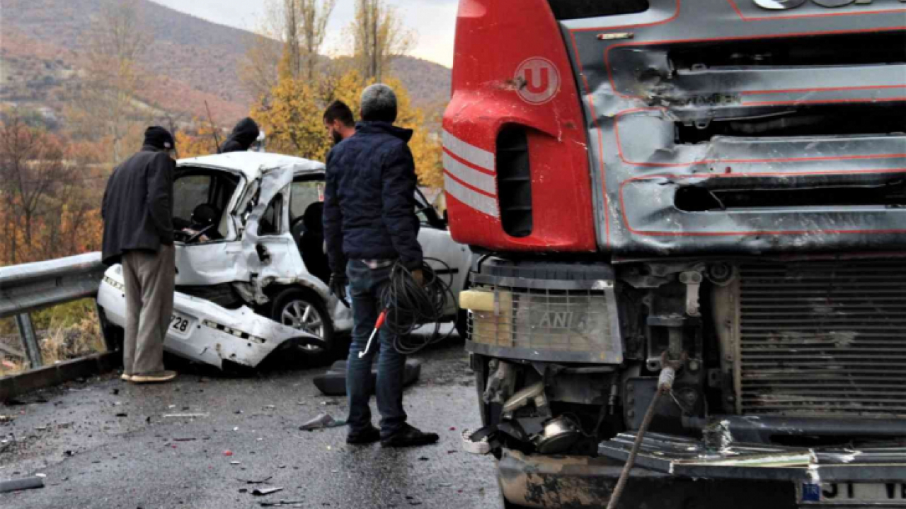 Elazığ'da tır ile otomobilin çarpıştığı kazada ölü sayısı 2'ye yükseldi