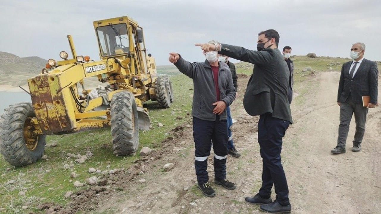 Tekneyle Ulaşım Sağlanan Mezraya Yol Yapılıyor