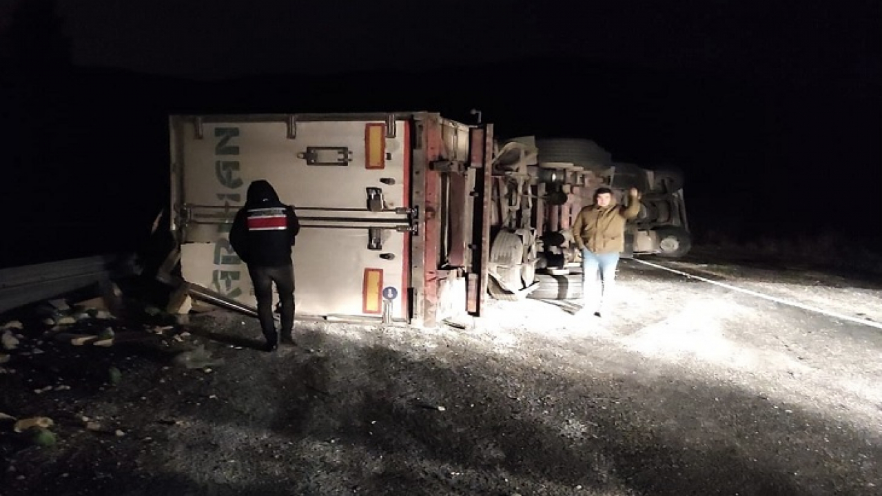 Elazığ'da tır yan yattı: 1 yaralı