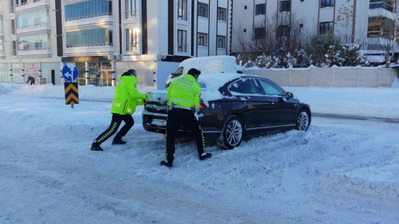 Elazığ'da yolda kalan vatandaşların yardımına trafik polisleri koştu