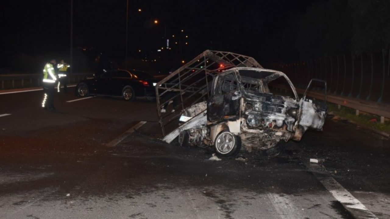 Otomobilin çarptığı kamyonet alev aldı: 1'i ağır 2 yaralı