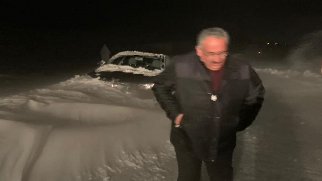 Belediye Başkanı karla kaplı yolda mahsur kaldı