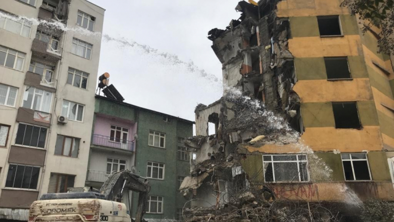 Elazığ'da ağır hasarlı binaların yıkımı sürüyor