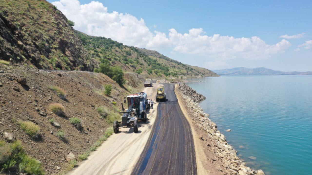 Sivrice ile Plajköy sahil yoluna sıcak asfalt serimi gerçekleştirildi