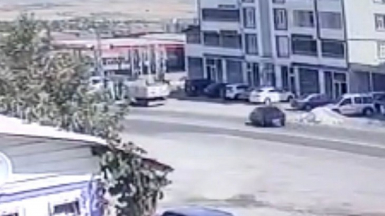 Elazığ'da otomobilin hurdaya döndüğü kaza, kameralara yansıdı
