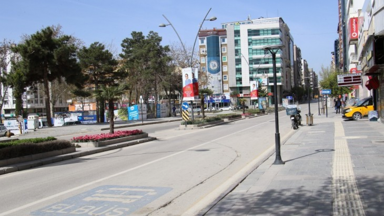 Elazığ'da cadde ve sokaklar kısıtlamayla sessizliğe büründü