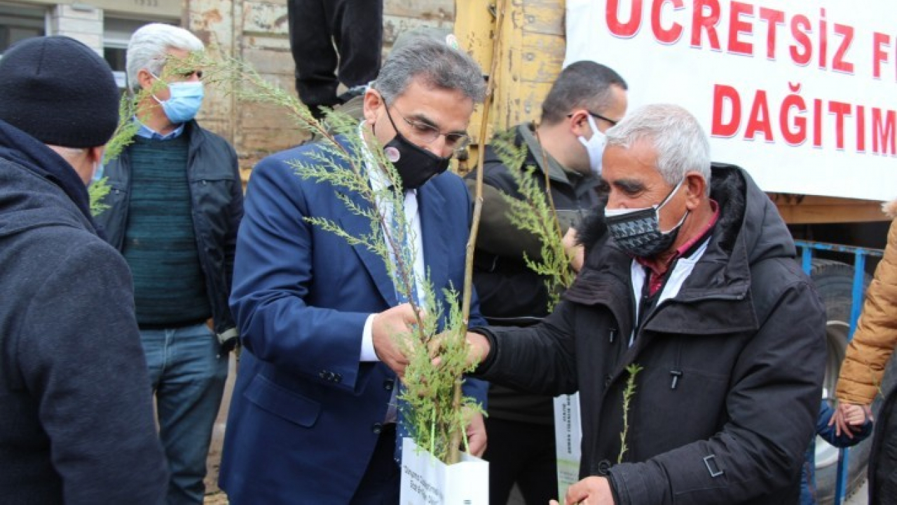 Elazığ'da 5 Bin Adet Ücretsiz Fidan Dağıtıldı