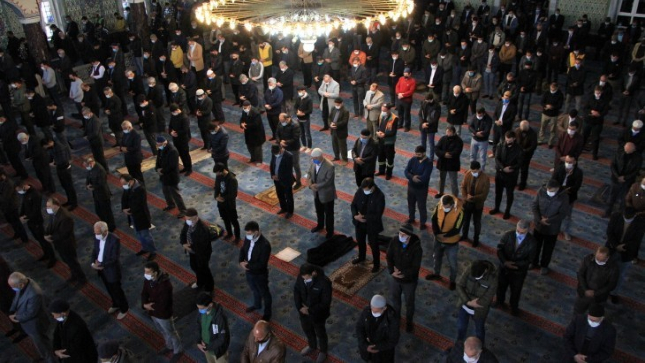 15 aydır kapalı olan cami ibadete açıldı