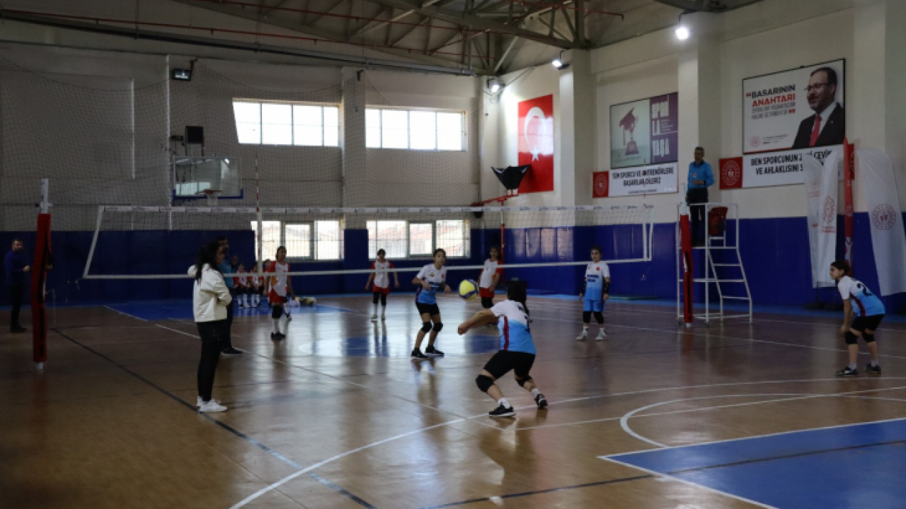 Elazığ'da Küçükler Kız-Erkek Voleybol İl Şampiyonası Başladı