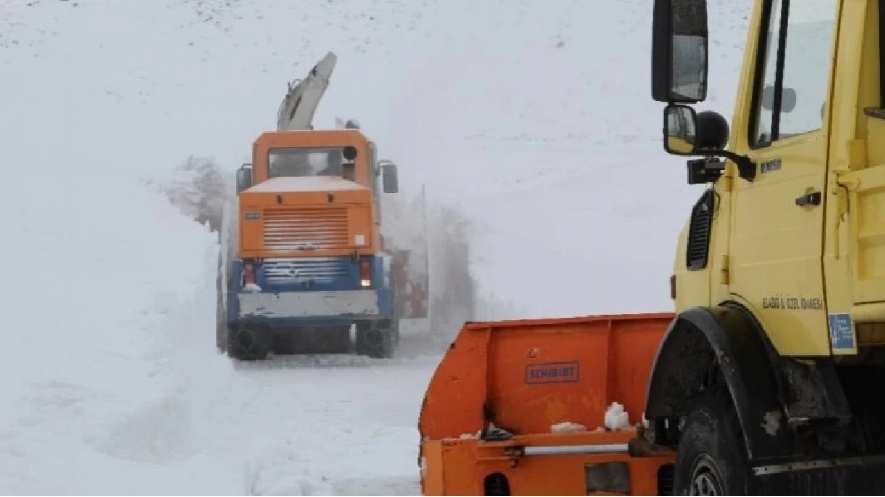 Elazığ'da Kar Nedeniyle Kapanan 28 Köy Yolu Ulaşıma Açıldı