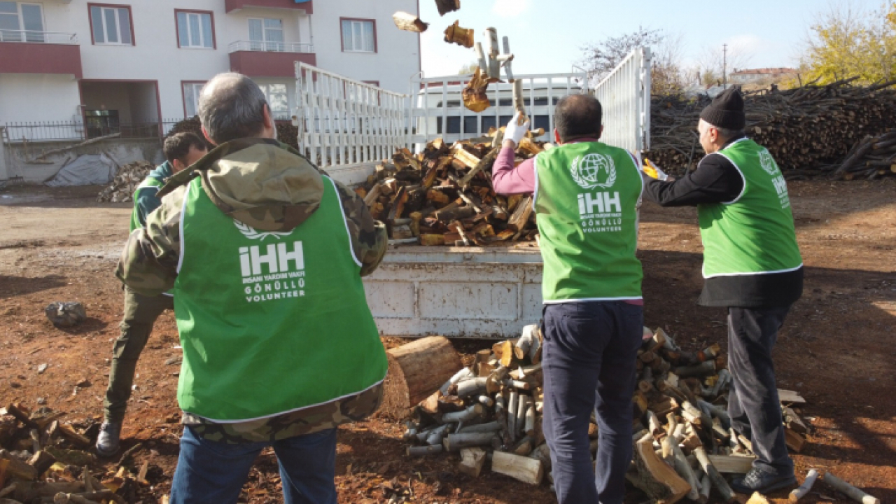 Elazığ İHH'dan ihtiyaç sahibi ailelere soba ve odun yardımı