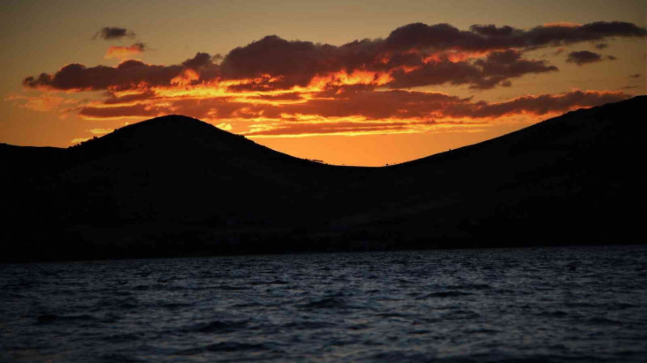 Hazar Gölü'nde günbatımı kartpostallık görüntüler oluşturdu