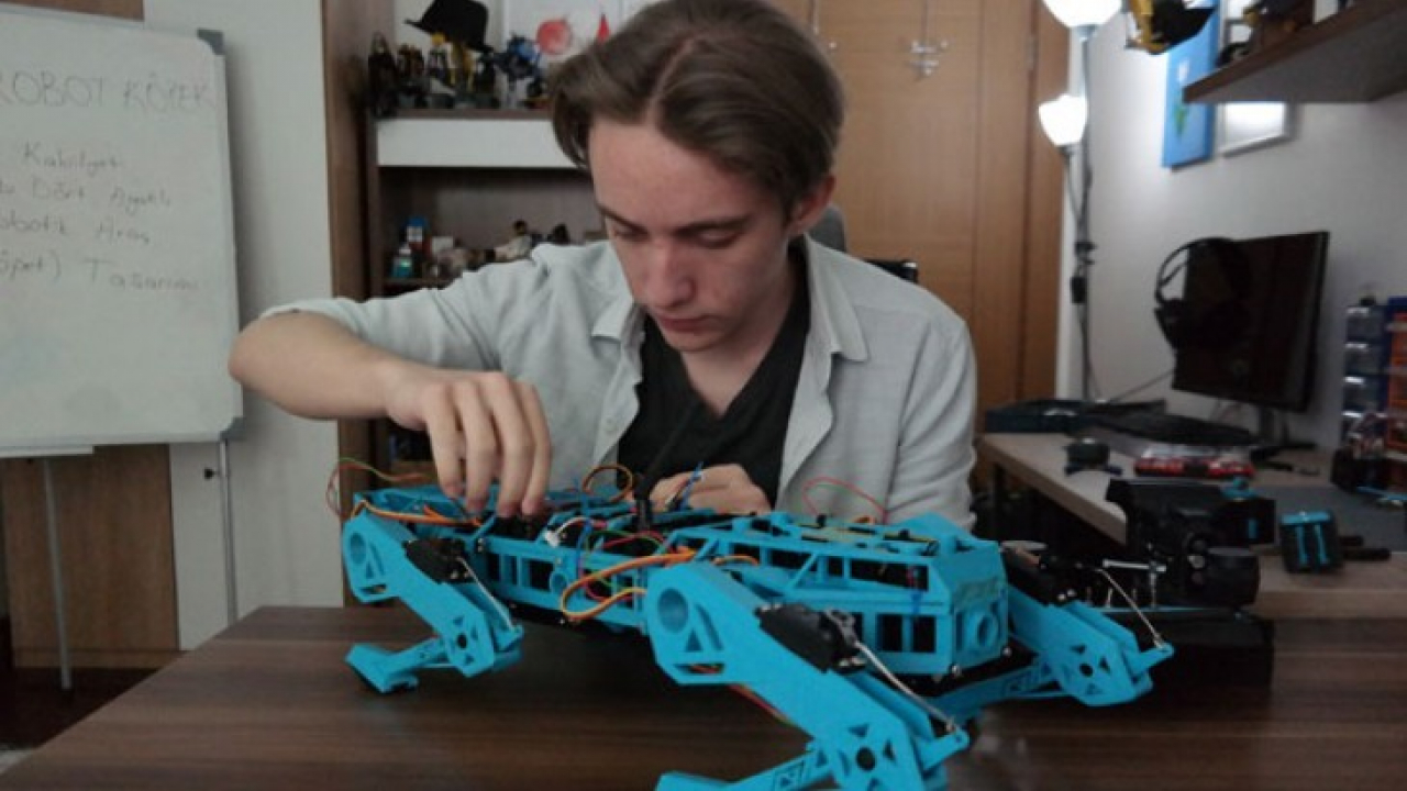 Lise öğrencisi geliştirdiği robot köpek ile TÜBİTAK yarışmasında Türkiye finalisti oldu