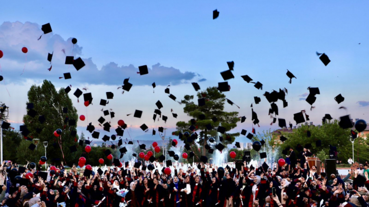 Fırat Üniversitesi Mezunlarını Uğurladı