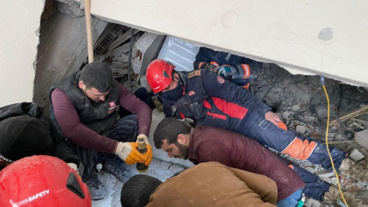 Elazığ'dan Malatya'ya giden itfaiye ekibi 10 katandaşı kurtardı