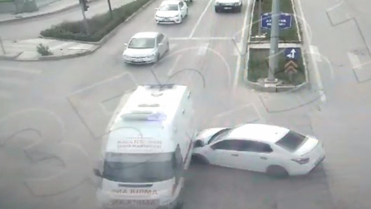 Otomobil ambulansa çarptı