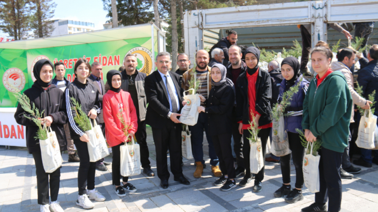 Elazığ'da Vatandaşlara Ücretsiz Fidan Dağıtıldı