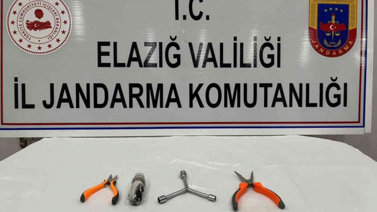 Kablo çalarken jandarma ekiplerine suçüstü yakalandı