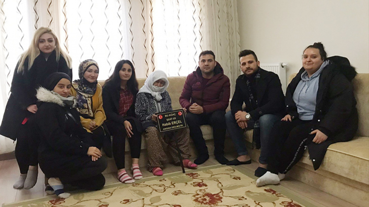 Üniversite öğrencileri şehit annesini ziyaret etti