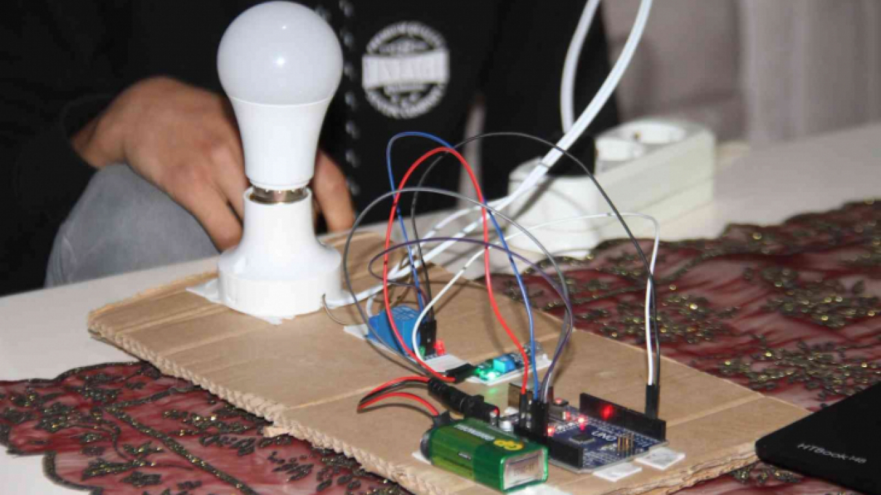 Lise öğrencisi, sese duyarlı lamba geliştirdi