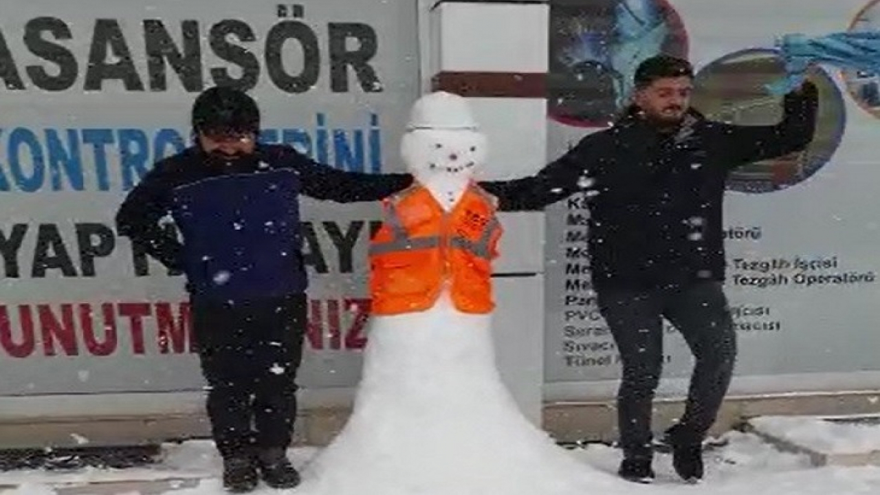 Kardan adamı giydirip birlikte halay çektiler