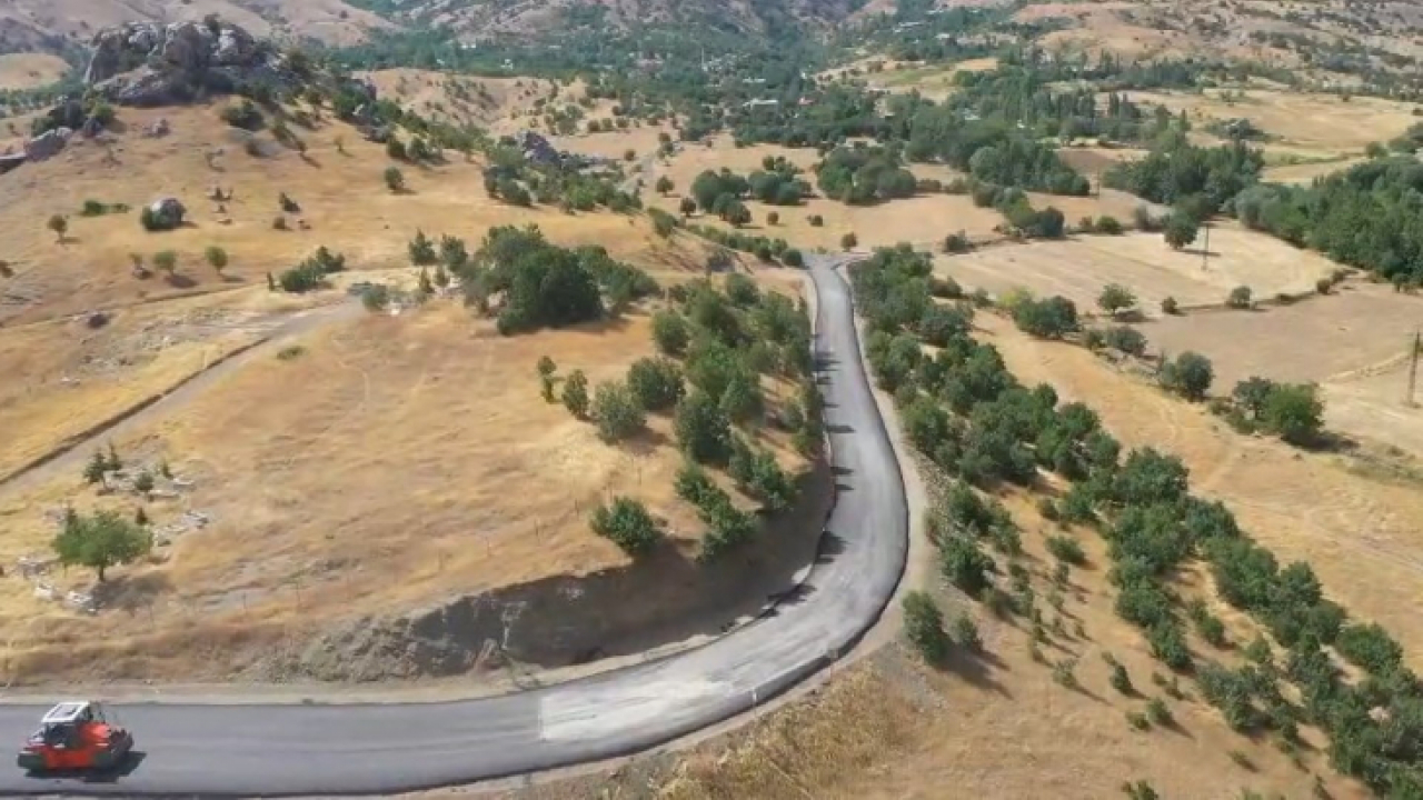Alacakaya Köy Yollarında Asfalt Çalışmaları Sürüyor