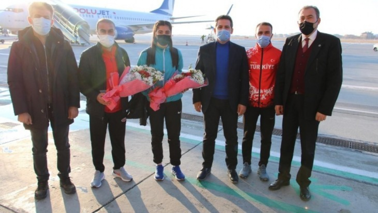 Türkiye rekortmeni İnce, çiçeklerle karşılandı