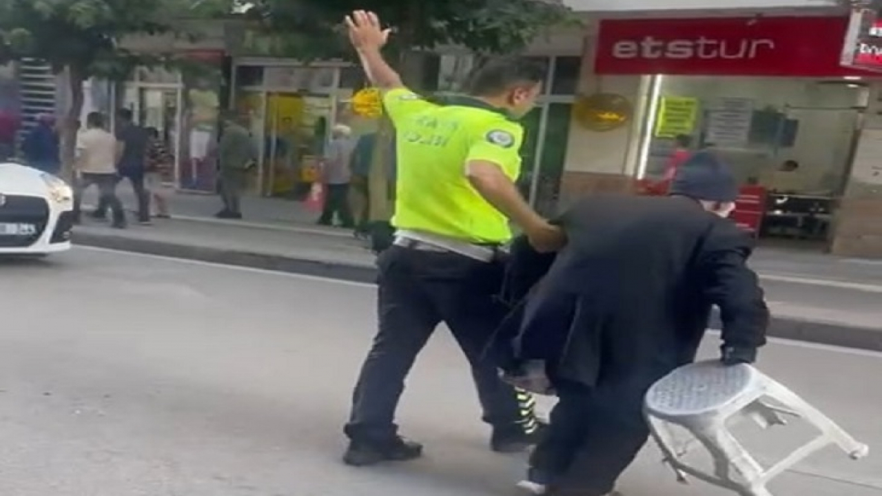 Elazığ'da polis, trafiği durdurup yaşlı adamı yolun karşısına geçirdi