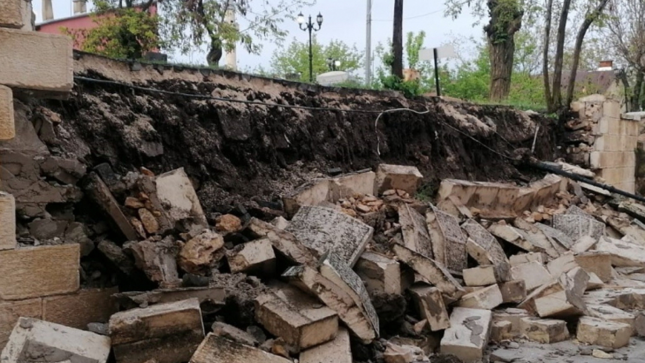 Elazığ'da şiddetli yağış nedeniyle istinat duvarı çöktü